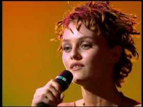 Vanessa Paradis Mistral Gagnant (with Maxime Le Forestier) (Enfoires En Coeur, Live 1998)